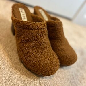 Korks Tan Teddy Clogs